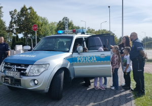 zwiedzanie wozu policyjnego