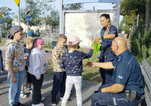 uczniowie otrzymują upominki od policjantów