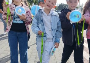 uczniowie prezentują otrzymane prezenty