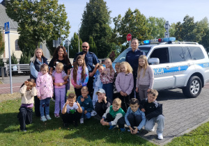 zdjęcie grupowe uczniów klasy 1b z nauczycielkami oraz funkcjonariuszami policji