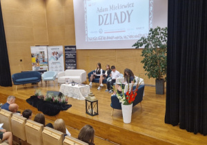 Uczniowie Szkoły Podstawowej im. Mikołaja Kopernika w Łękińsku czytają „Dziady” Adama Mickiewicza” na auli w Solparku.