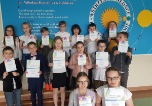 Uczestnicy klas III prezentują swoje dyplomy