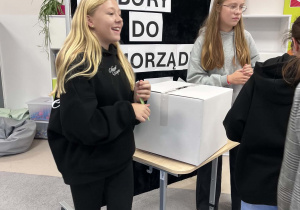 uczennice klas 7 biorące udział w wyborach