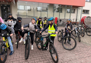 Uczniowie przygotowują się do jazdy na rowerach