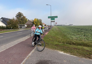 Uczniowie jadący na rowerach