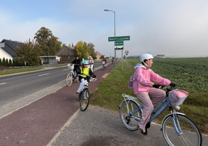 Uczniowie jadący na rowerach