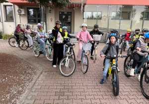 Uczniowie przygotowują się do jazdy na rowerach