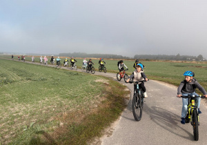 Uczniowie jadący na rowerach