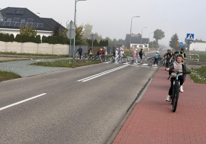 Uczniowie jadący na rowerach