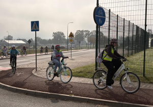 Uczniowie jadący na rowerach