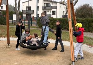 Chłopcy bawią się na placu zabaw