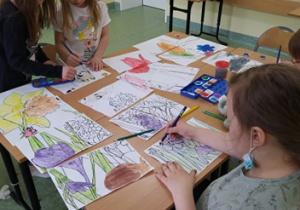 Świetliczaki podczas ukaładania wiosennych puzzli.