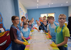 Uczniowie podczas warsztatów eksperymentalnych.