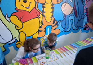 Uczniowie podczas warsztatów eksperymentalnych.