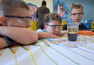Uczniowie podczas warsztatów eksperymentalnych.