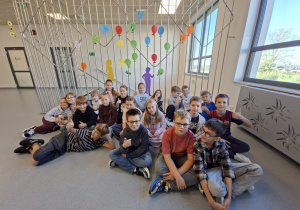 uczniowie klasy 3a prezentujący się na tle wspólnie wykonanej dekoracji