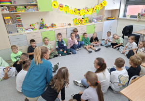 nauczyciel siedząc w kole z uczniami klasy 2a rozmawia na temat zdrowych relacji