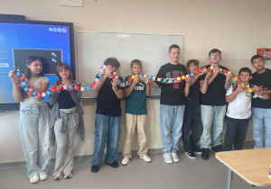 uczniowie klasy 7b prezentują wspólnie wykonany „Łańcuch życzliwości”