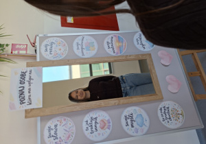 uczennica stoi przed lustrem z afirmacjami