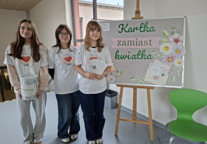 szkolni wolontariusze rozpoczynają charytatywną sprzedaż cegiełek