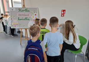 wolontariusze podczas sprzedaży cegiełek - kartek
