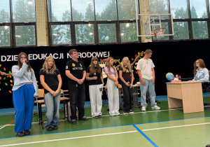 Uczniowie biorący udział w przedstawieniu