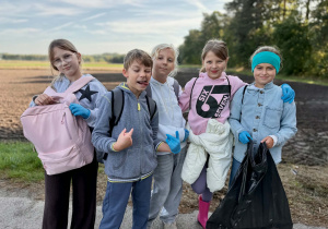 uczniowie klasy 4b podczas sprzątania okolicy Rezerwatu