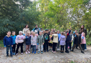 uczniowie klas 1 wraz z opiekunami podczas sprzątania okolicy