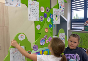 Uczennice prezentują swoje prace w galerii „Dzień kropki”