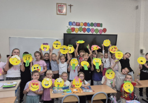 Uczniowie prezentuja swoją prace plastyczną - emotikony