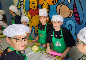 chłopcy czekają na rozpoczęcie pracy