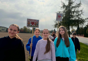 Uczennice klasy szóstej promujące zdrowy tryb życia