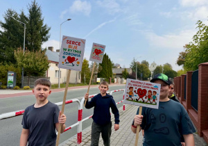 Uczniowie klasy szóstej promujący profilaktykę chorób serca