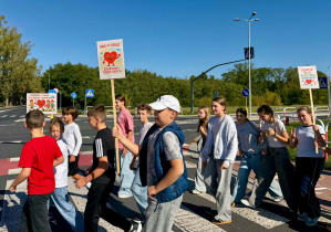 Uczniowie klasy piątej podczas marszu