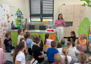 Nauczycielka biologii opowiada o budowie i funkcjonowaniu serca