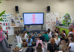 Drugoklasiści oglądają film edukacyjny o sercu