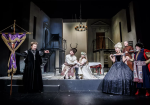 Aktorzy na scenie teatru
