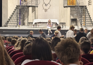 prowadząca warsztaty opowiada o tajnikach przygotowywania sztuki teatralnej