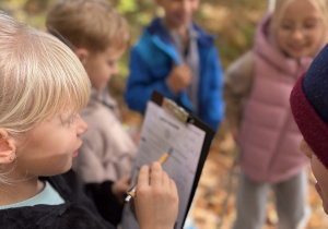 Uczniowie rozdzielają zadania w grupie