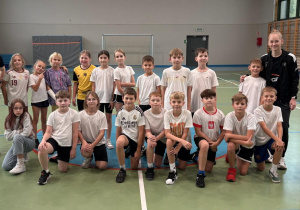 Uczniowie klasy 4a z prowadzącymi zajęcia