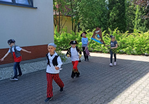 Uczniowie klasy Ia podczas wykonywania zadania
