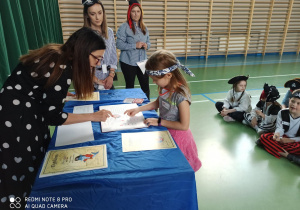 Odciśniecie własnego palca w księdzę pamiątkowej