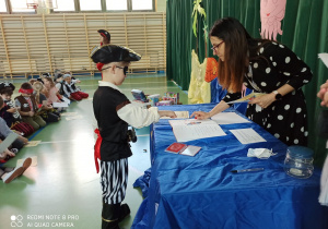 Odciśnięcie własnego palca w księdze pamiątkowej