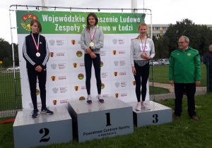 Dekoracja zawodniczek biegu na dystansie 300m