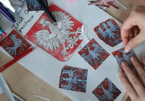 Uczniowie SP Łękińsko podczas programu „Znak Orła na przestrzeni dziejów”