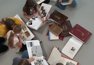 Uczniowie SP Łękińsko podczas mini projektu „Historia mojej szkoły na kartach kronik szkolnych”.