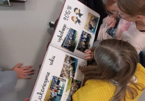 Uczniowie SP Łękińsko podczas mini projektu „Historia mojej szkoły na kartach kronik szkolnych”.