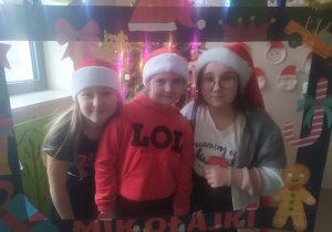 Uczniowie klasy IIIb pozują przy fotościance.