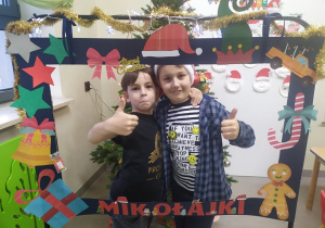 Uczniowie klasy IIa pozują przy fotościance.