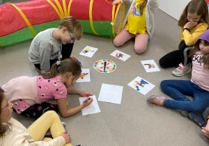1a rozwiązuje zagadki o Kubusiu Puchatku